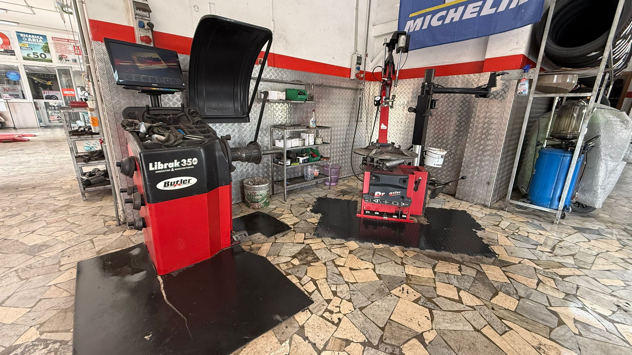 Reparto con macchinari per pneumatici e strumenti di supporto tecnico