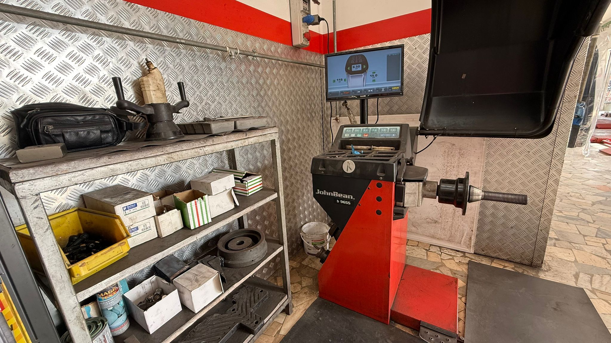 Dettaglio dell'area attrezzature con macchine per pneumatici e accessori