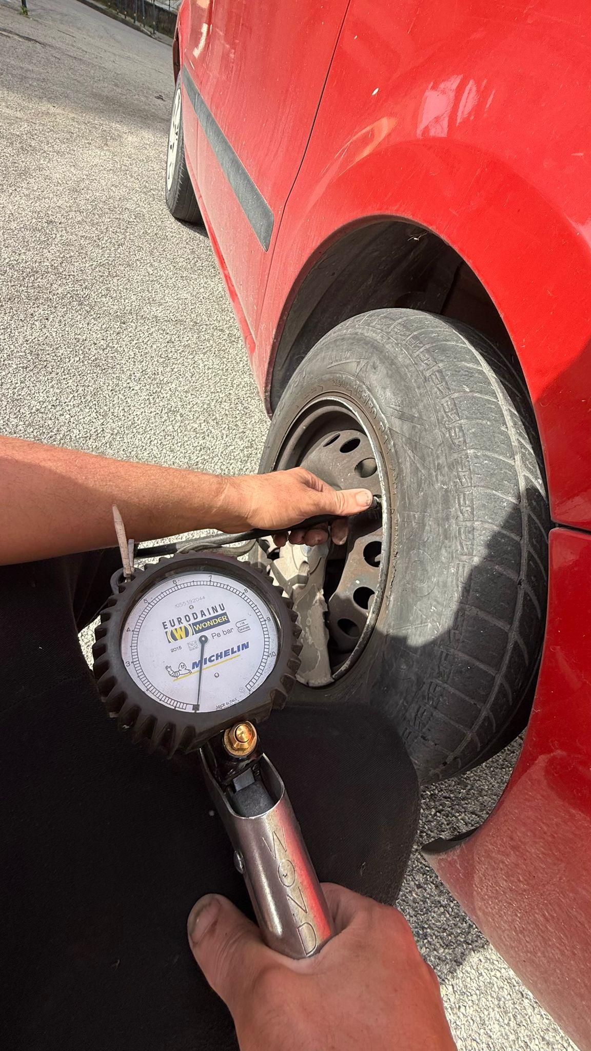 Controllo pressione di uno pneumatico con manometro manuale