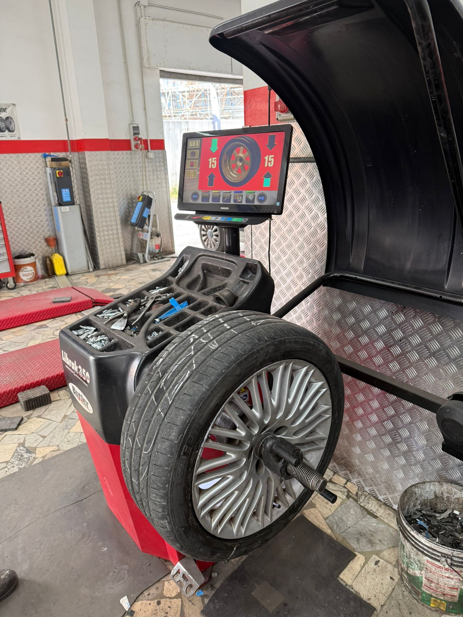 Macchina per equilibratura digitale del pneumatico in lavorazione