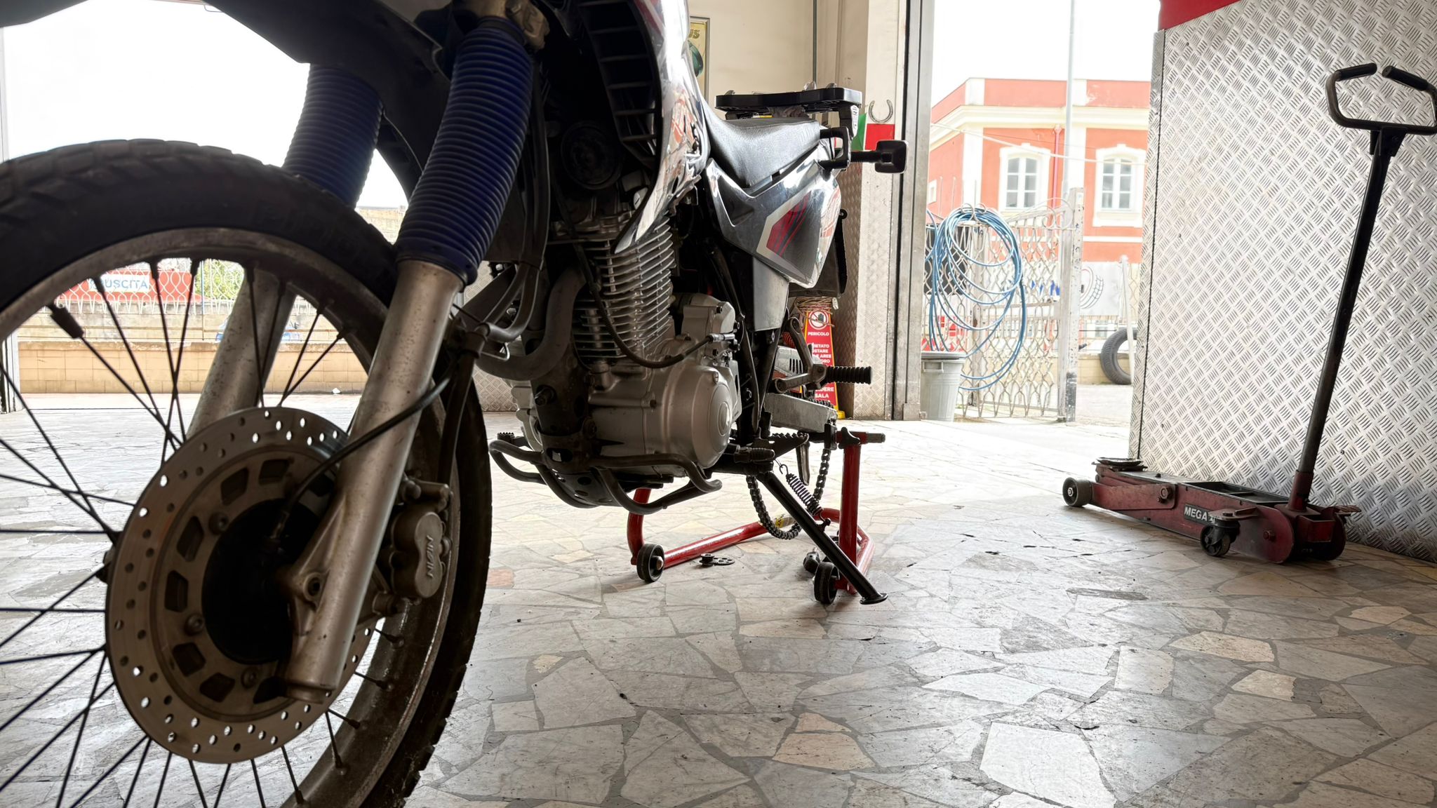 Moto in officina su cavalletto durante una lavorazione dedicata