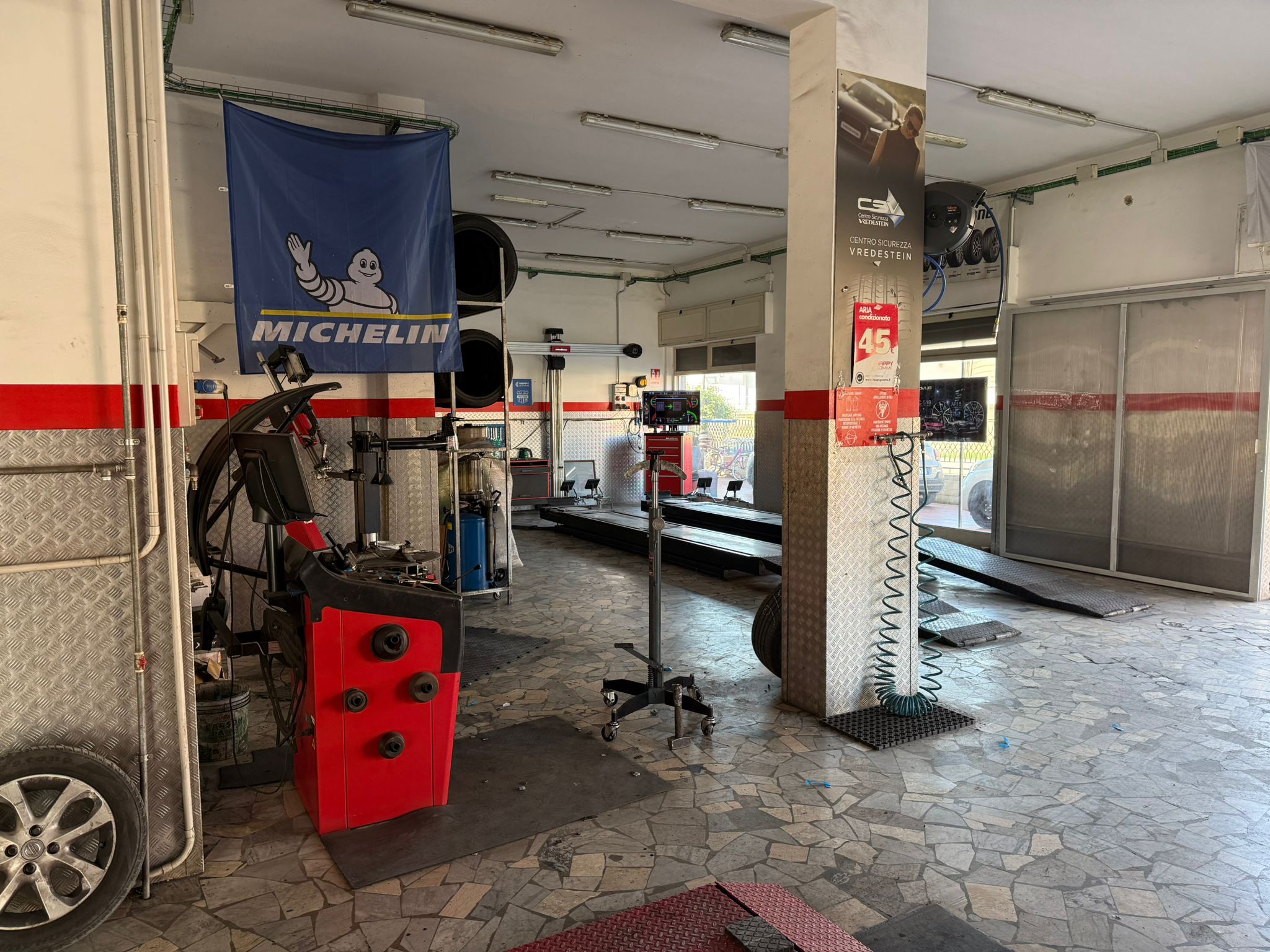 Panoramica dell'officina con macchinari e postazioni operative