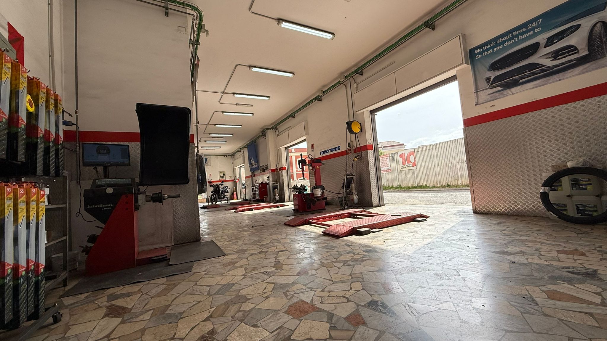 Reparto interno con ponti, scaffali pneumatici e postazione tecnica