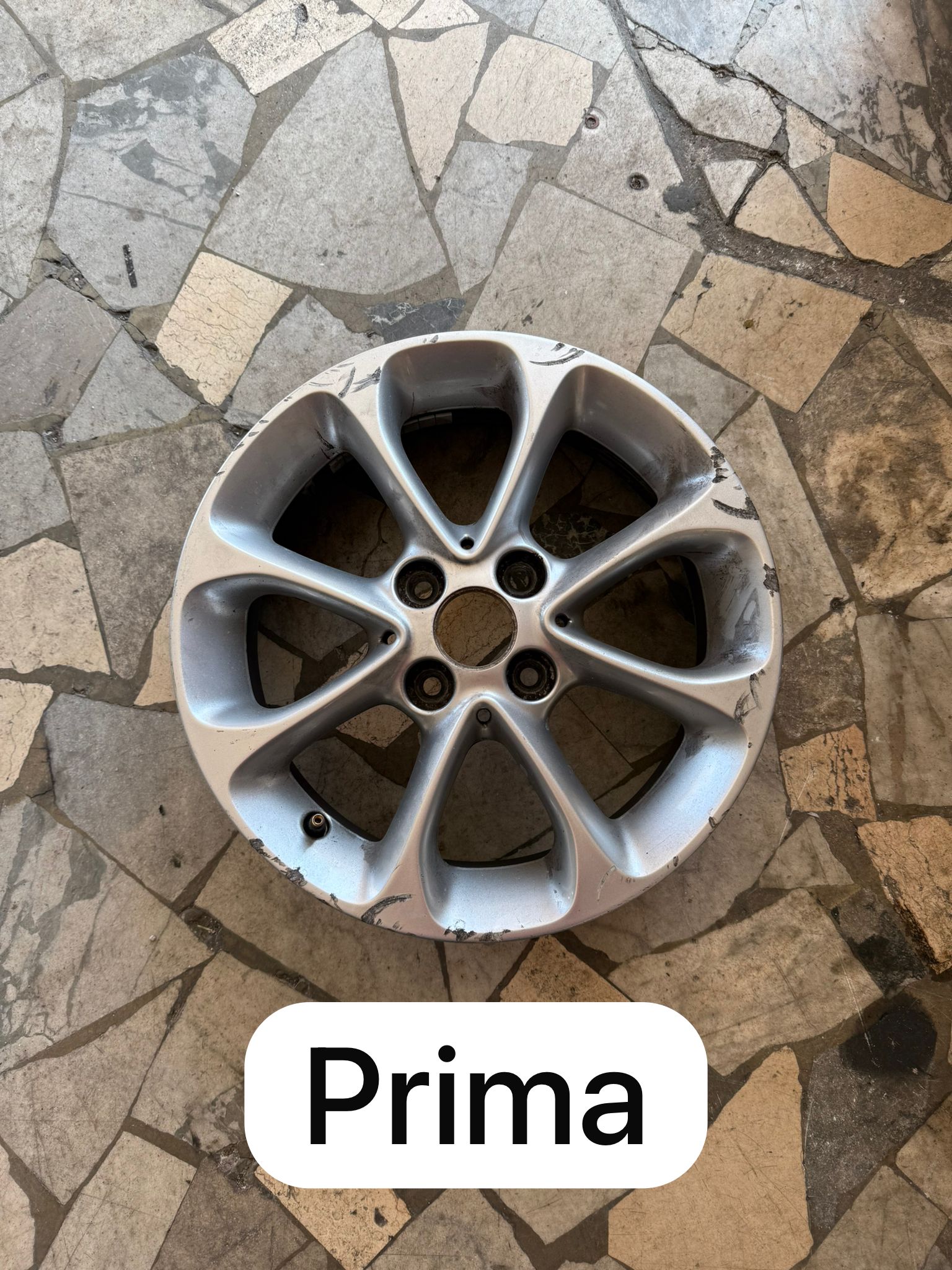 Secondo dettaglio del cerchio prima dell'intervento