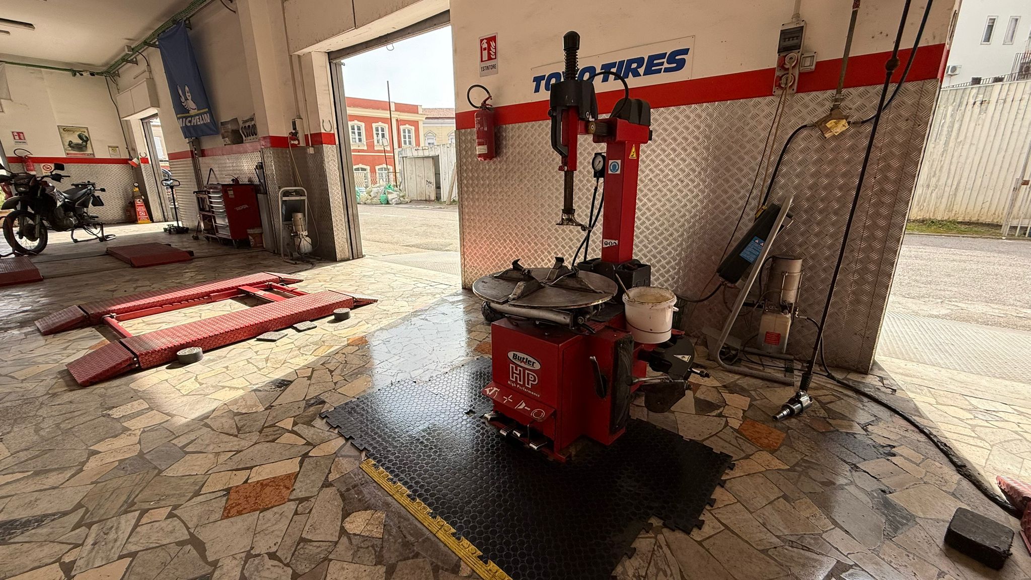 Smontagomme e attrezzature per montaggio pneumatici in officina