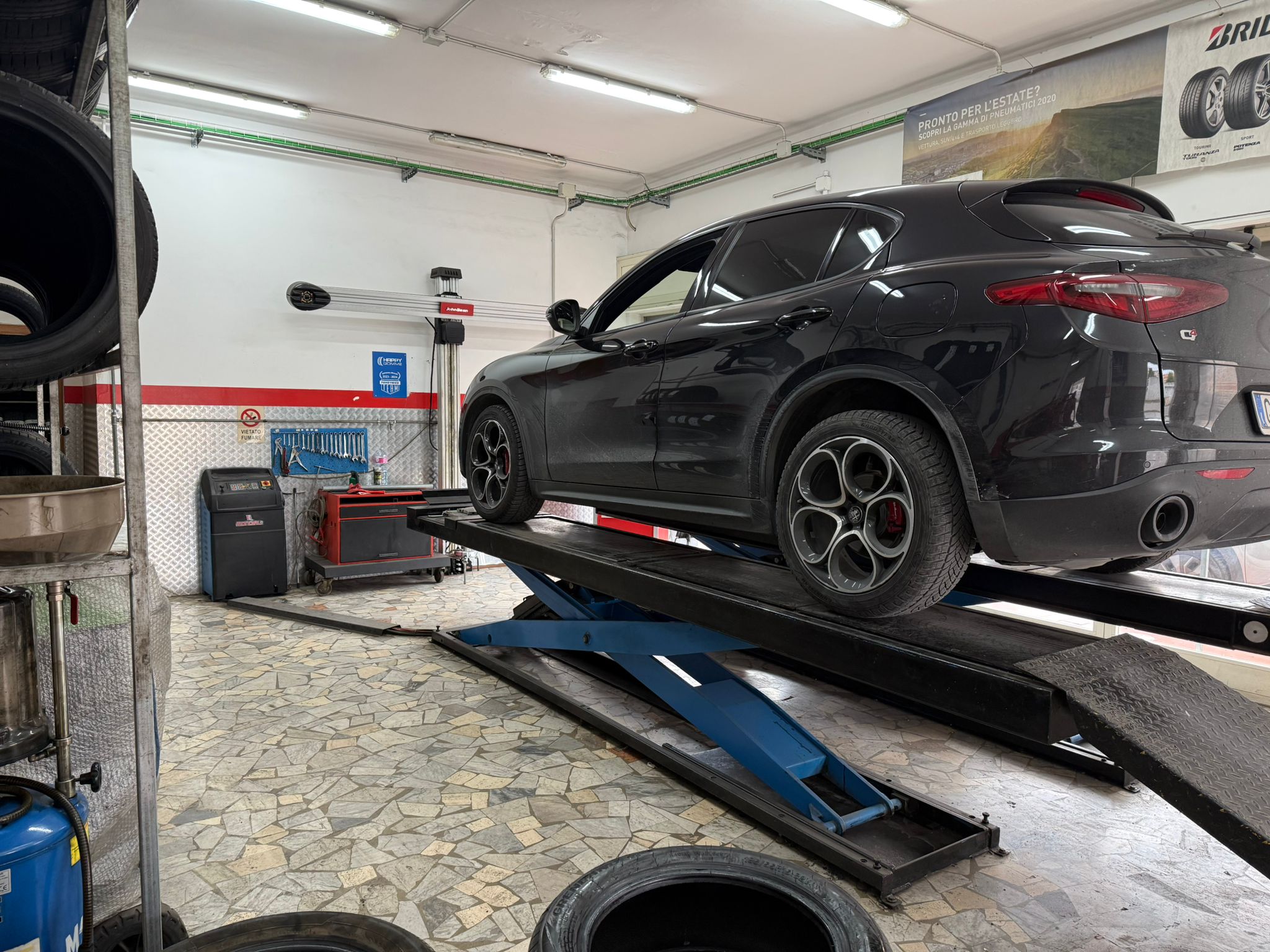 SUV in officina visto dal retro durante l'intervento