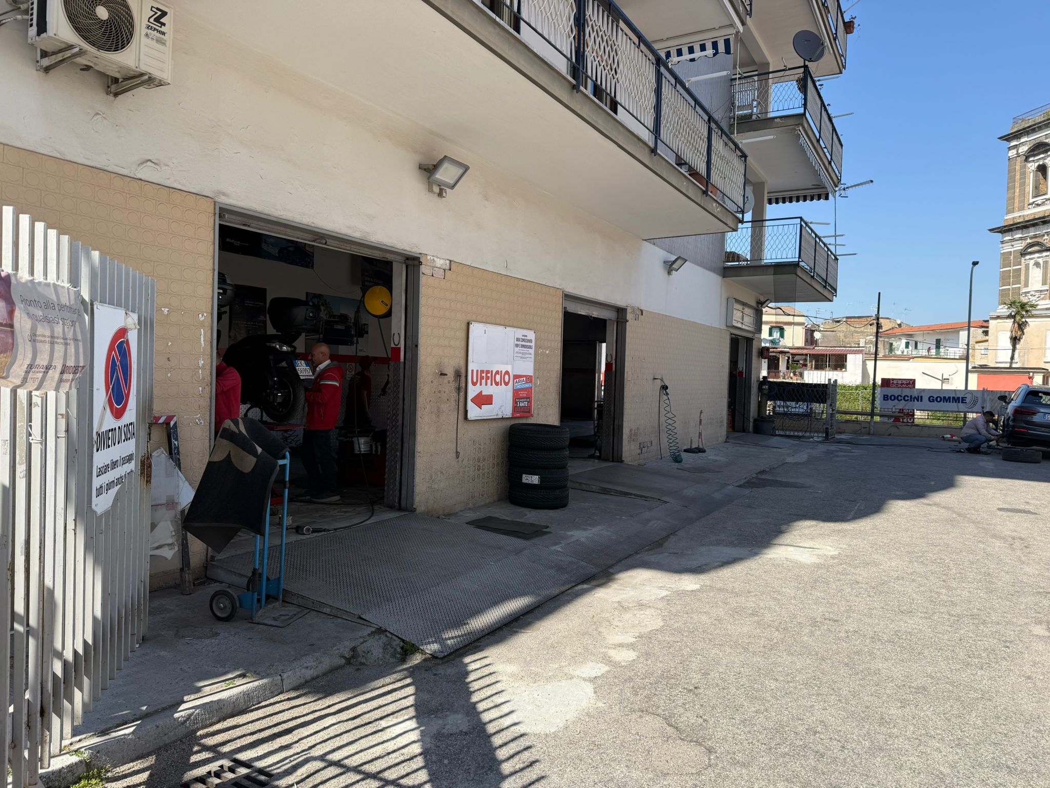 Facciata dell'officina Aversa Gomme ad Aversa