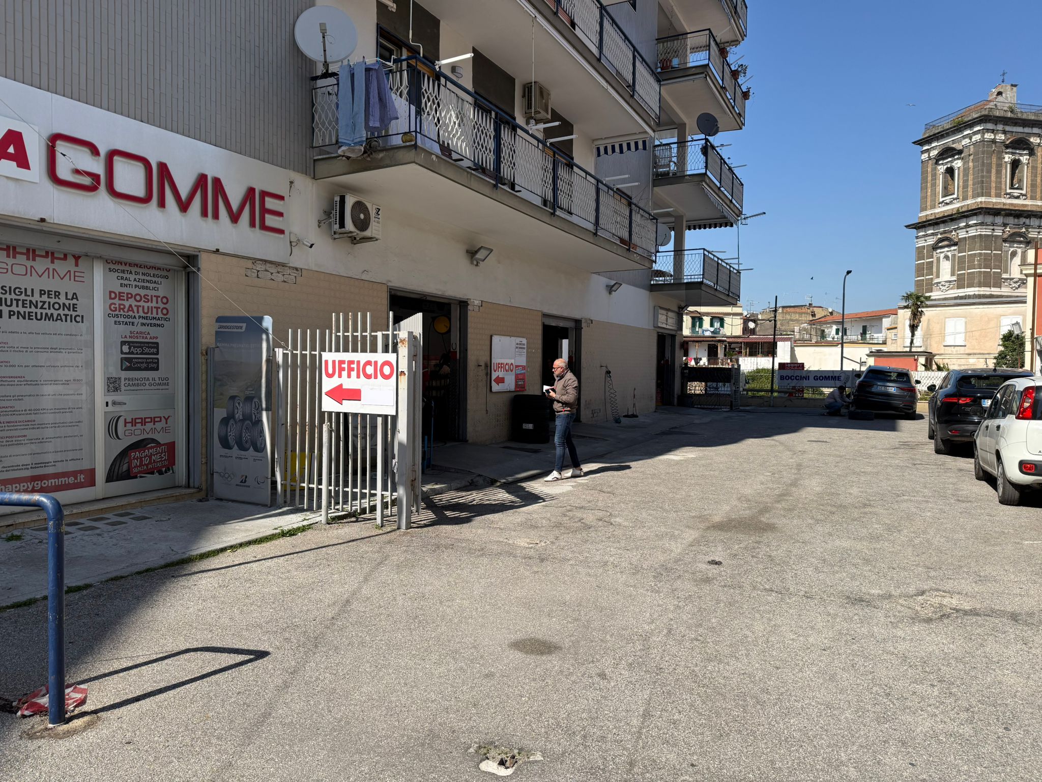 Ingresso esterno dell'officina con accessi e segnaletica