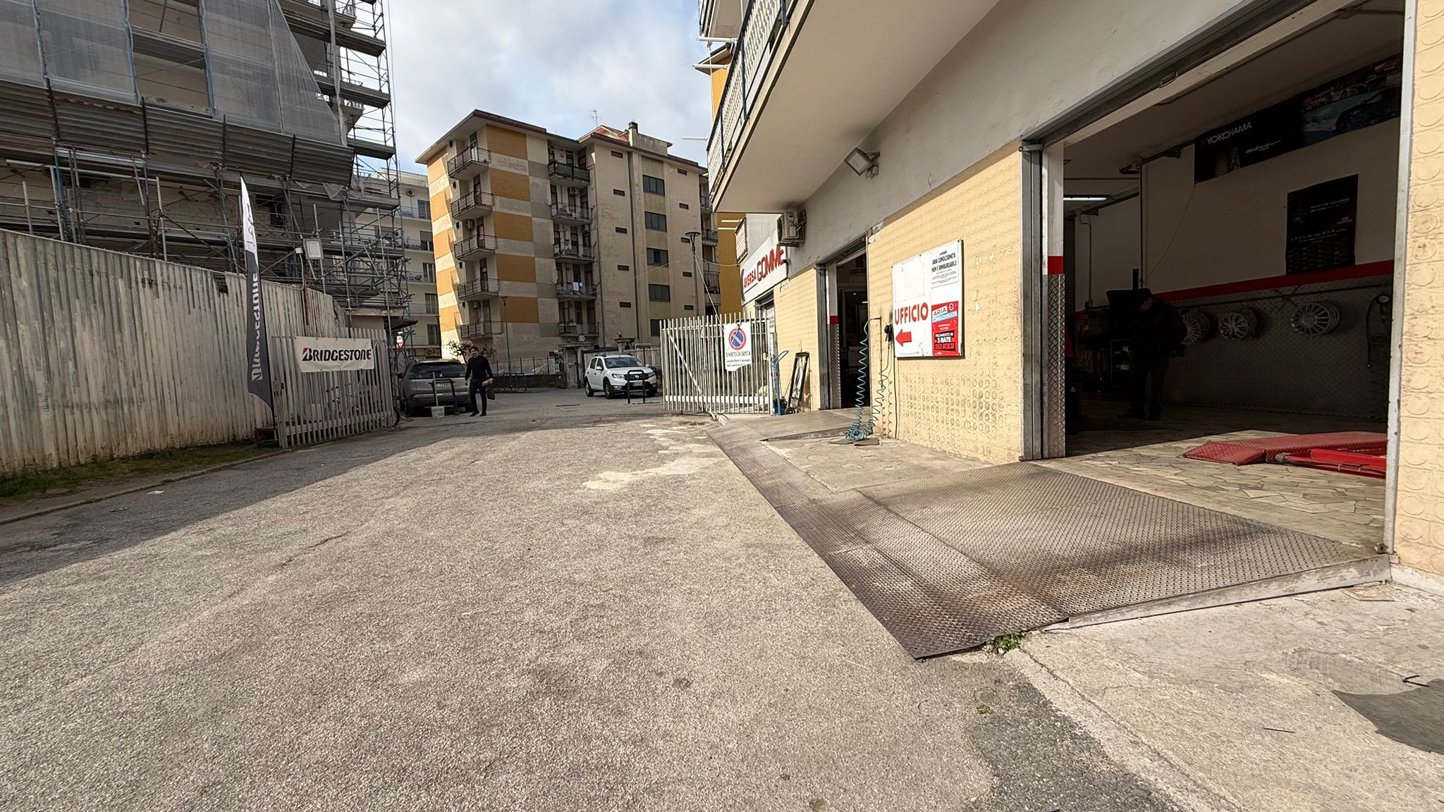 Ingresso dell'officina con rampa e accesso ai reparti operativi