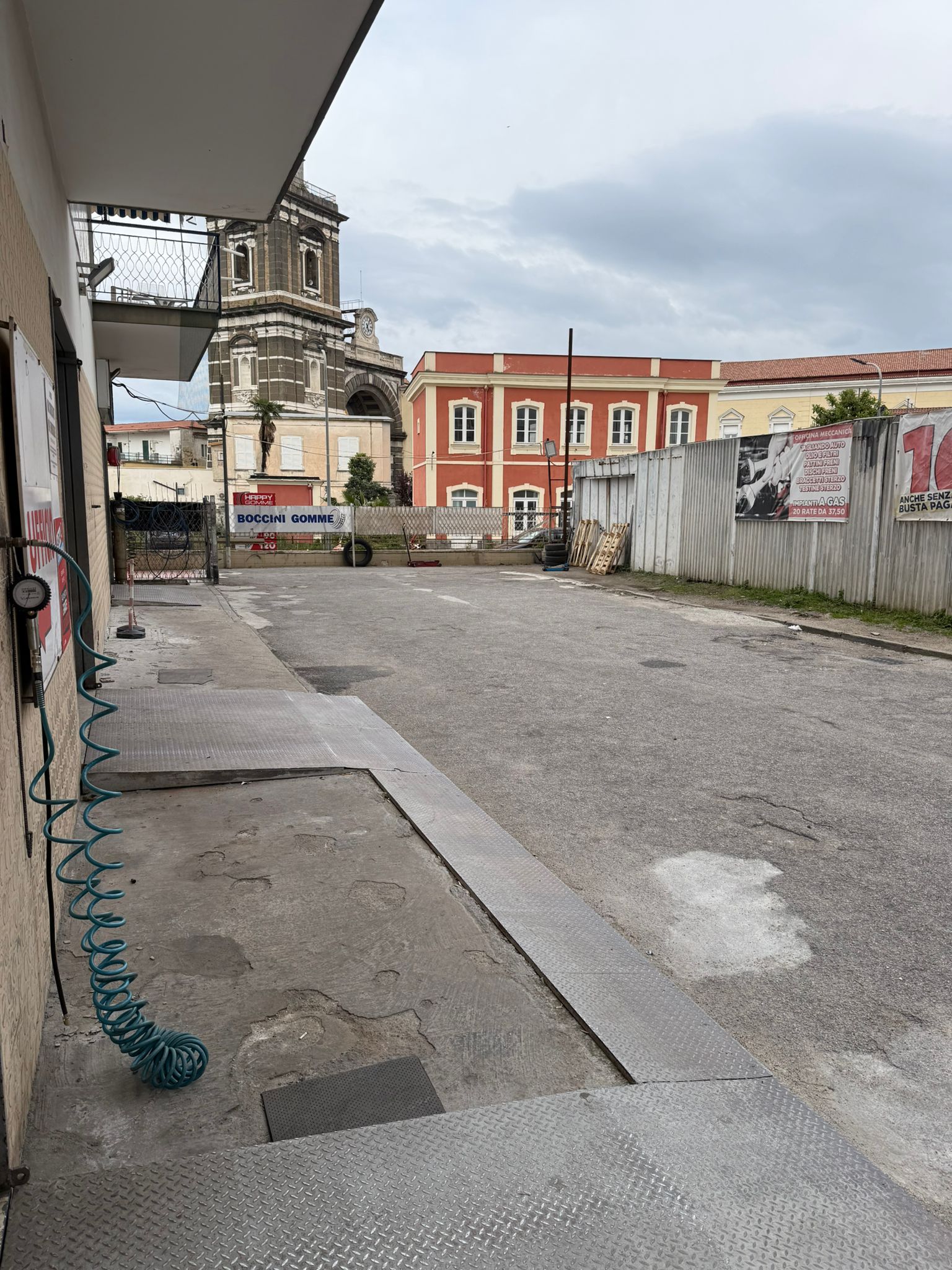 Vista esterna dell'officina e del piazzale di accesso