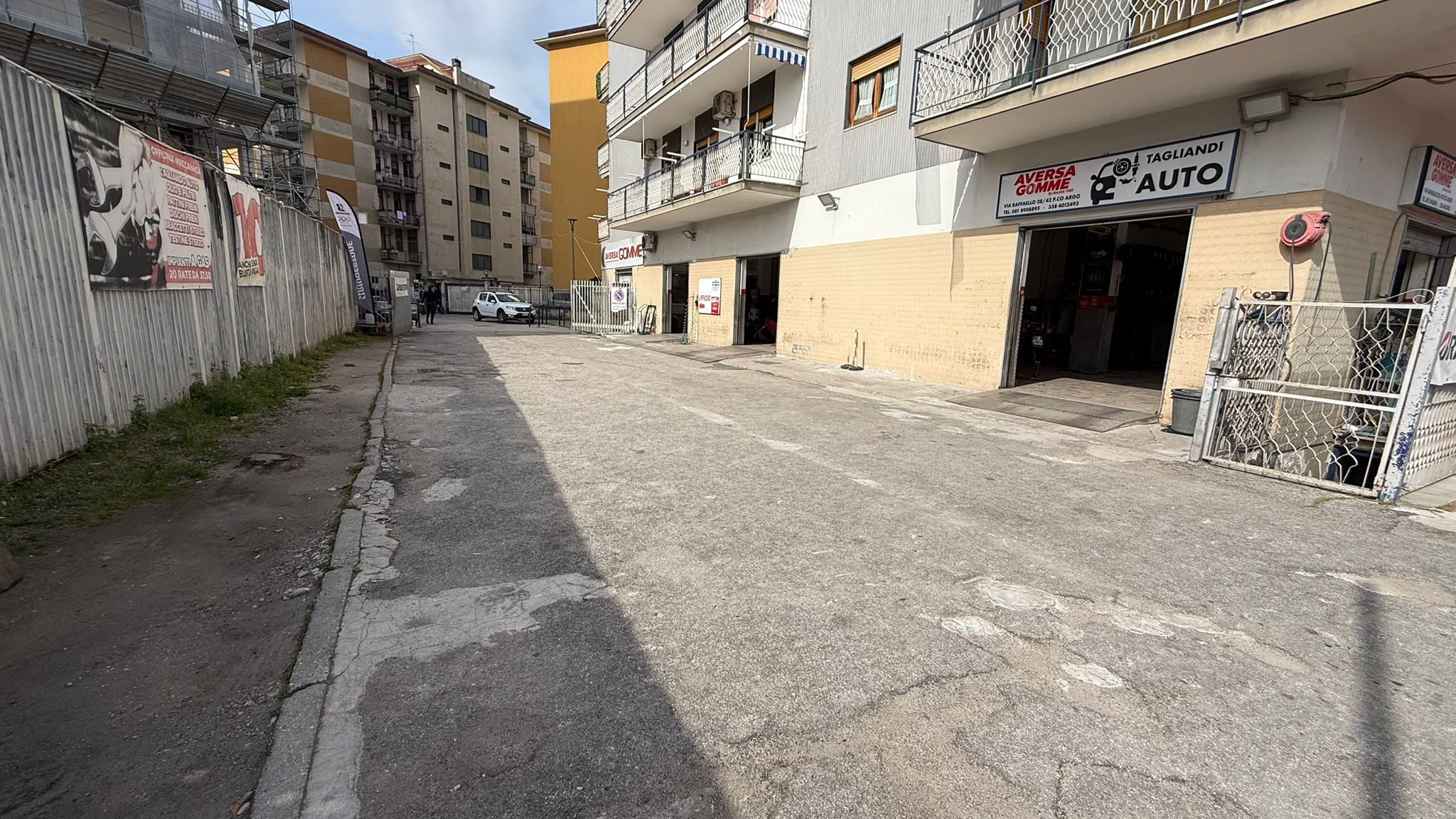 Vista esterna della corsia di accesso e dell'ingresso di Aversa Gomme