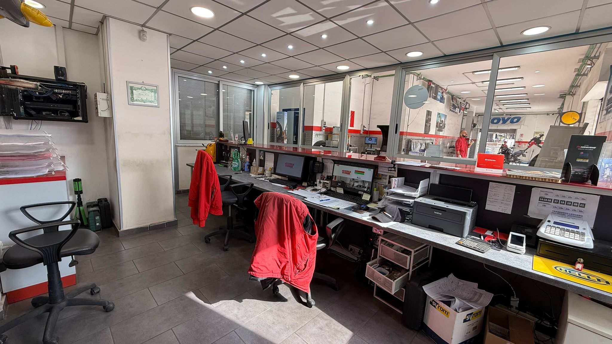 Area accettazione con espositori, prodotti e passaggio clienti