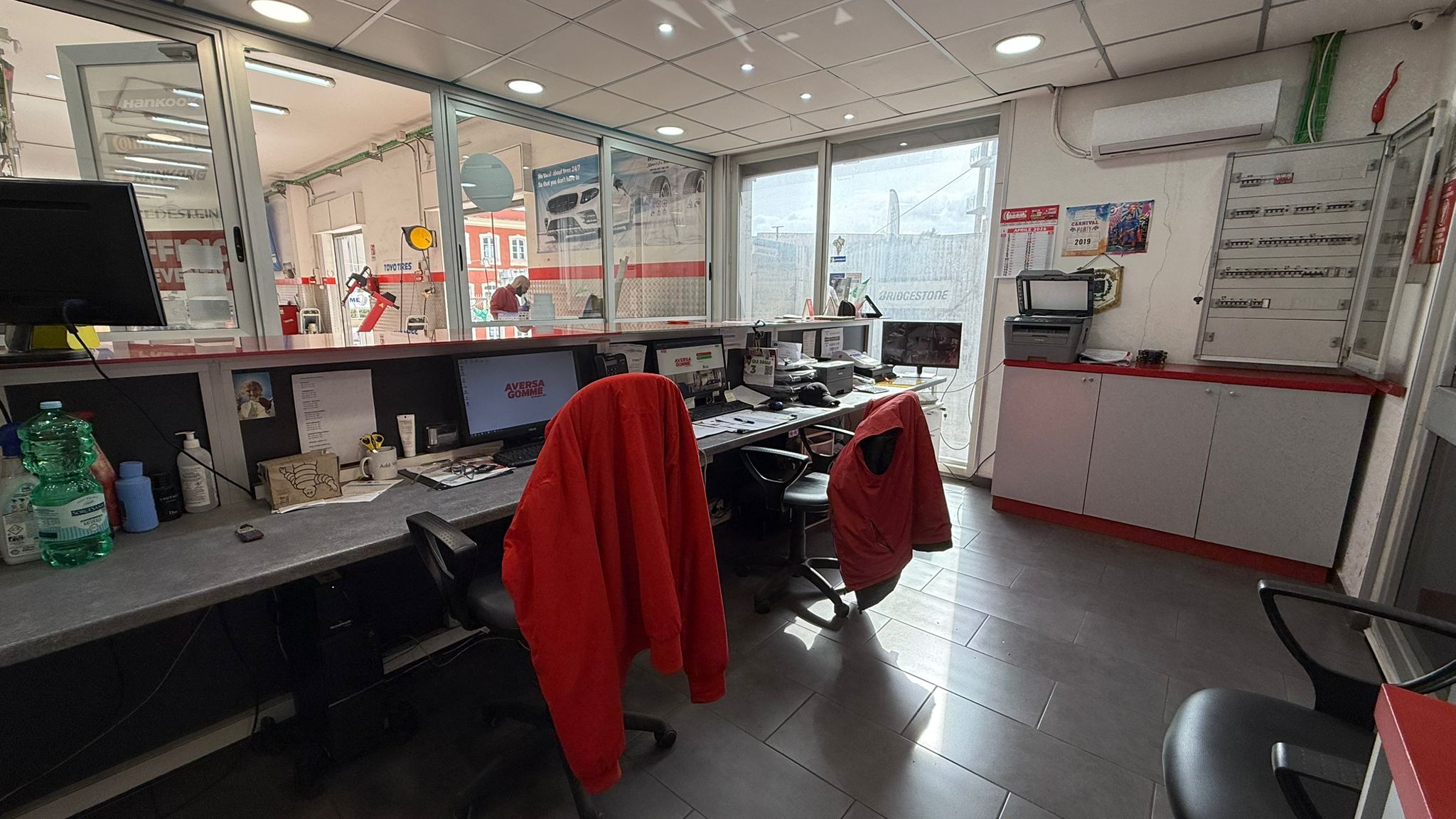 Angolo attesa e supporto clienti all'interno di Aversa Gomme