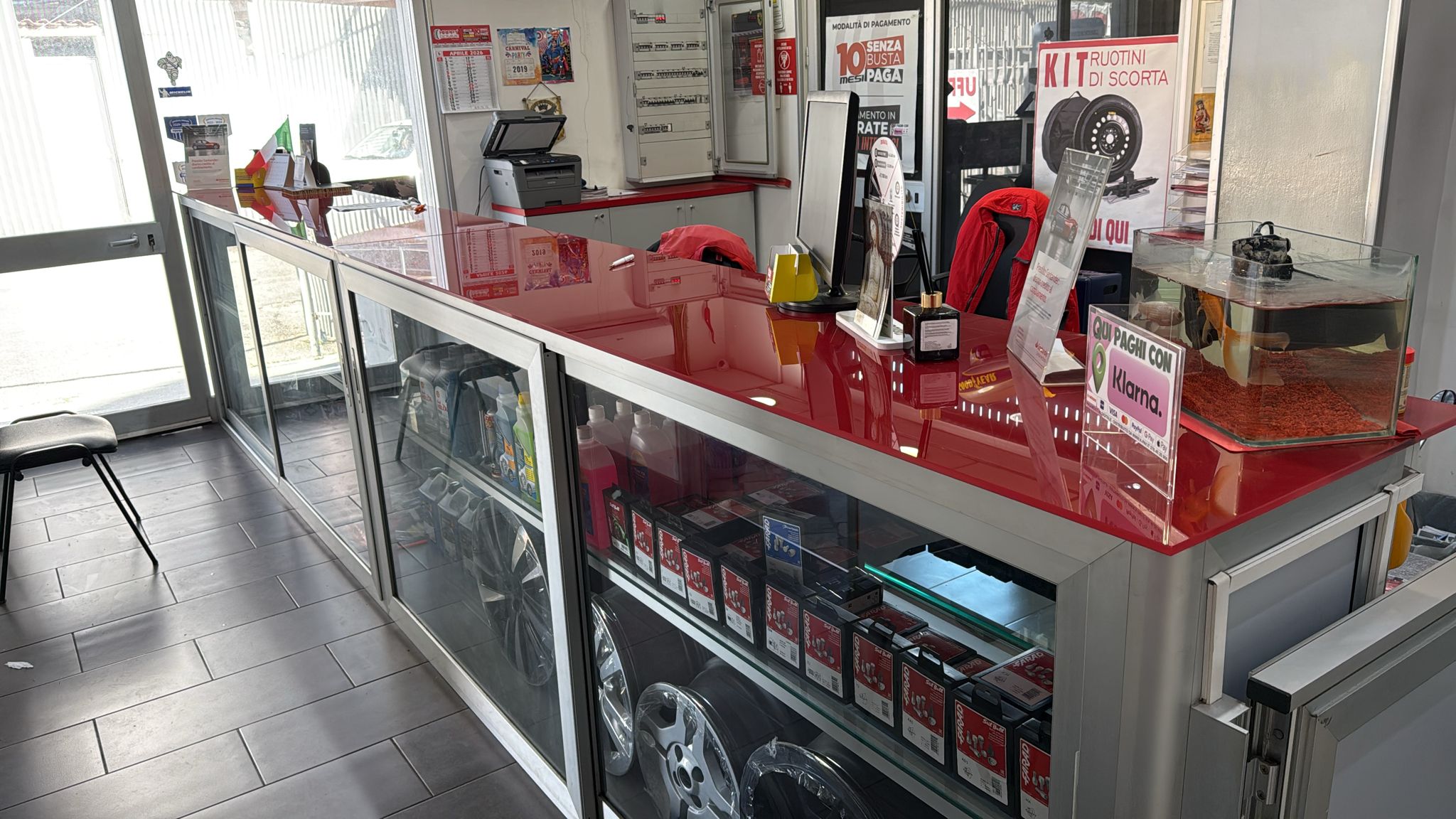 Banco accettazione con prodotti e materiale informativo per i clienti