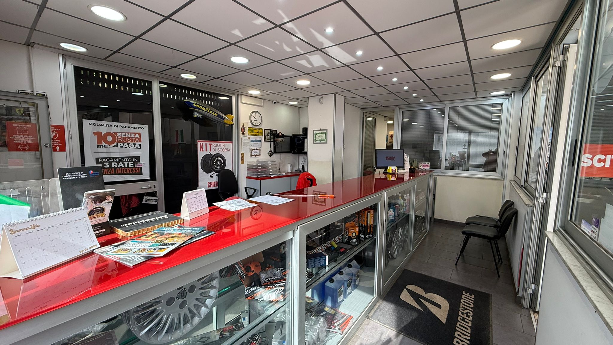 Banco accettazione di Aversa Gomme con area clienti e desk ordinato
