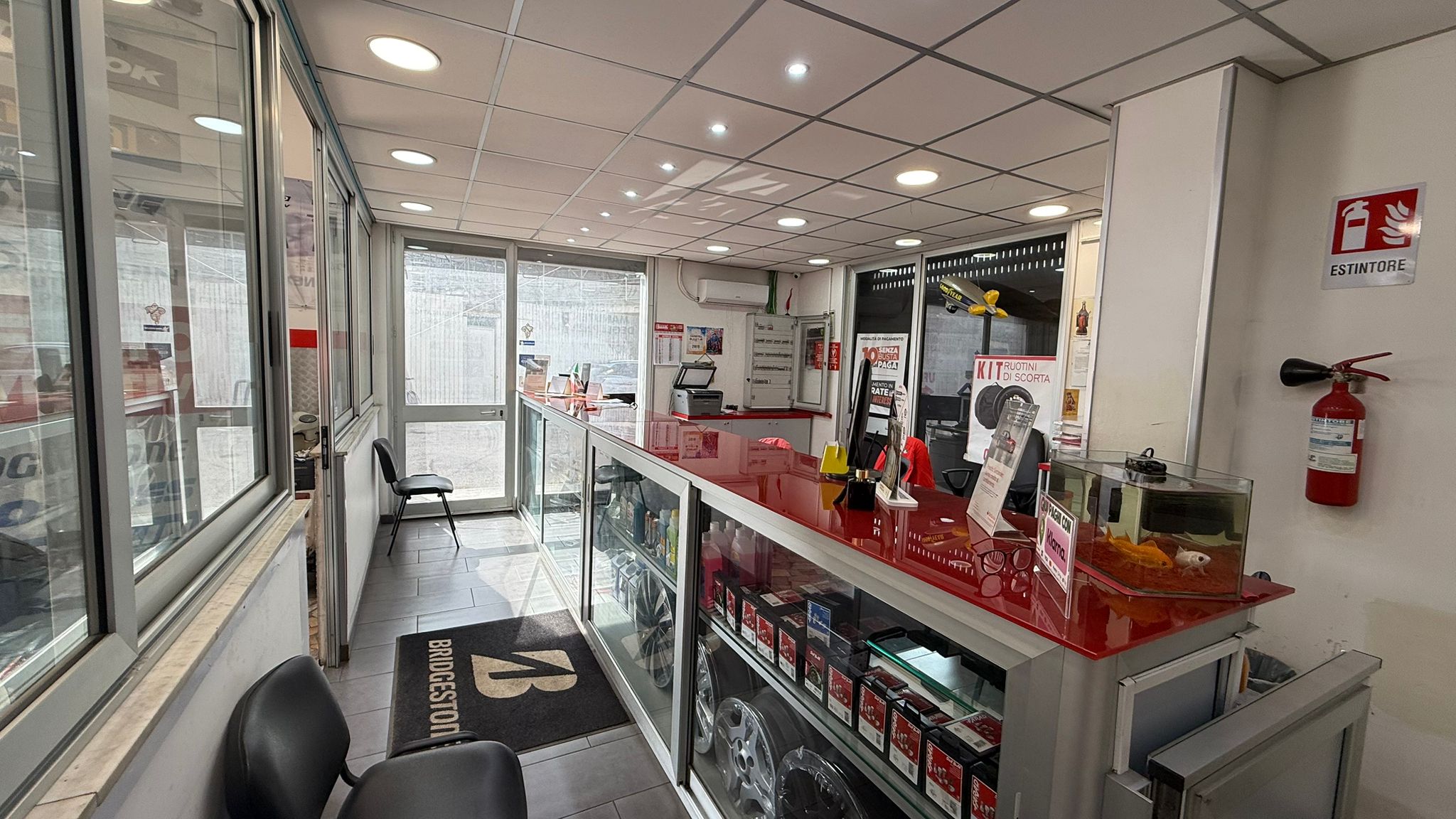 Ufficio accettazione con scrivania e sedute per assistenza ai clienti