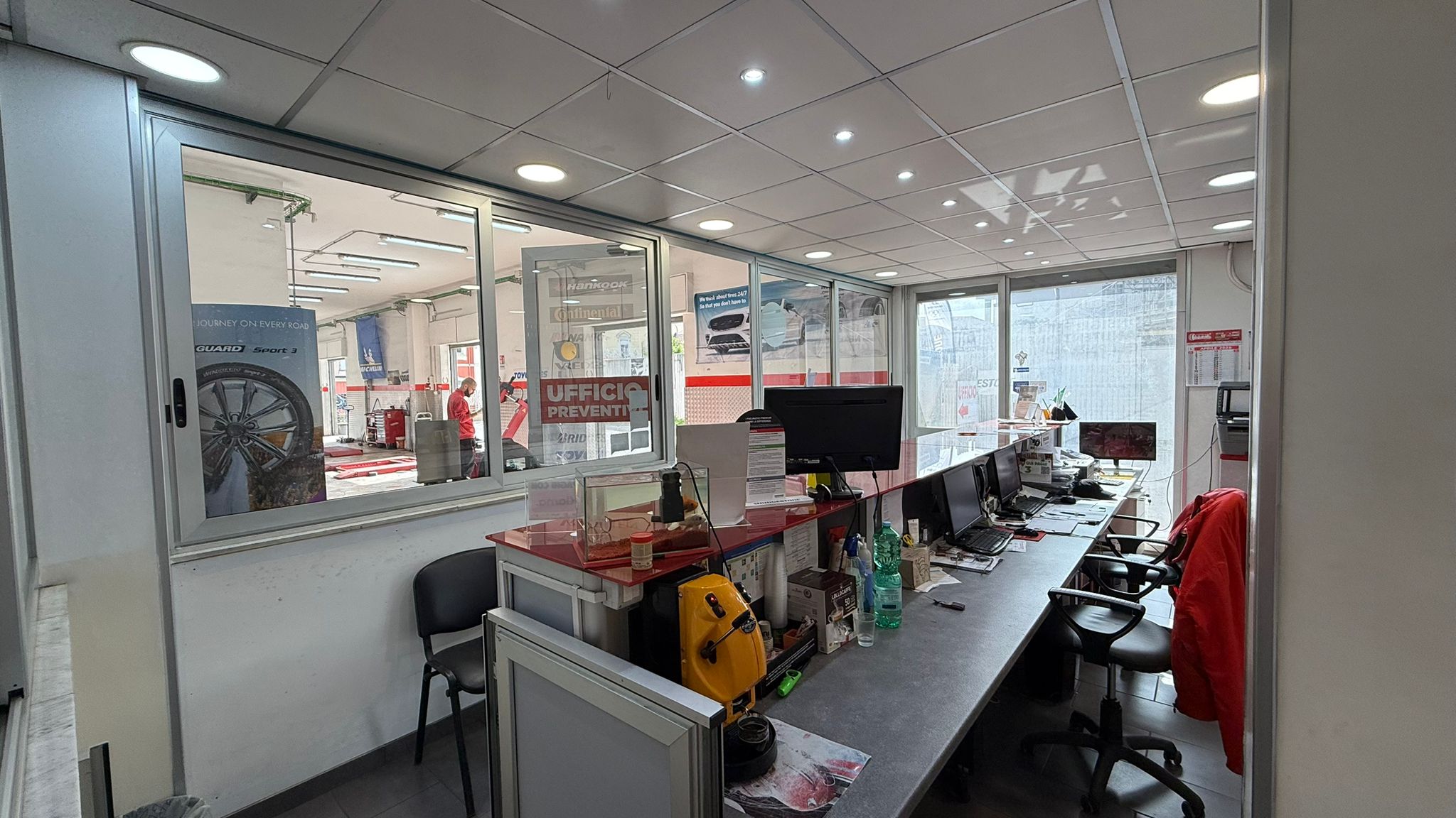 Seconda vista dell'ufficio accettazione con scrivania e postazione amministrativa